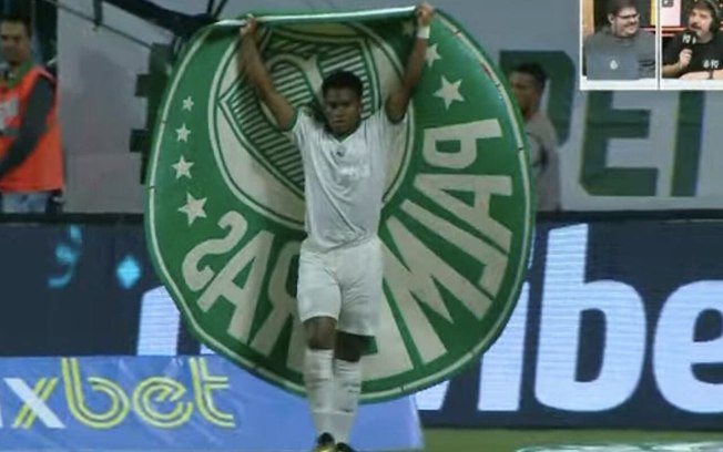 Endrick comemorou o gol da classificação abraçado ao escudo do Palmeiras