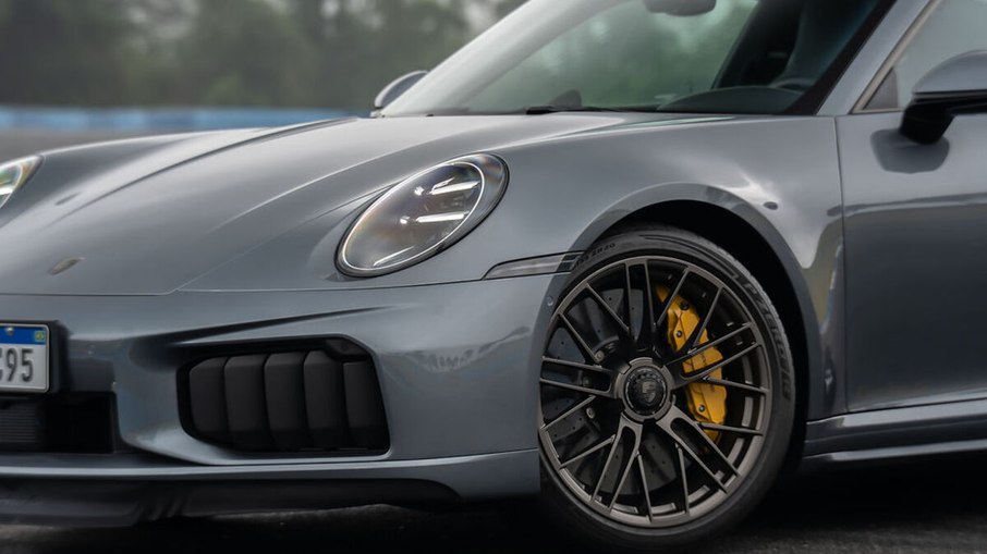 Porsche 911 Turbo S tem entradas de ar laterais e freios de cerâmica com discos dianteiros de 420 mm