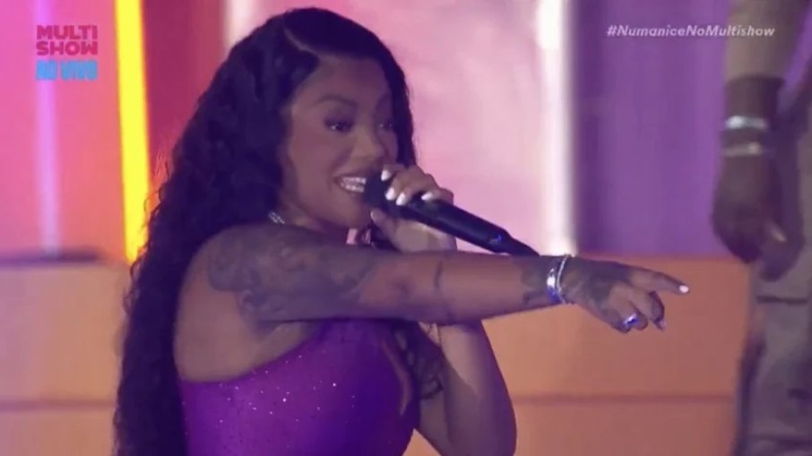 Ludmilla durante show na Marquês de Sapucaí, no Rio de Janeiro