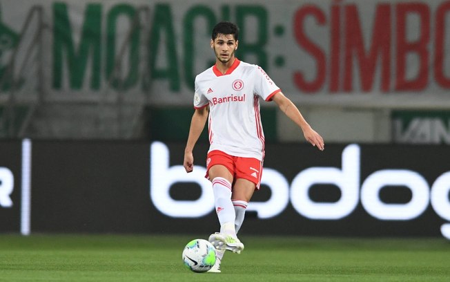 Johnny se tornou titular absoluto no Internacional com o técnico Eduardo Coudet