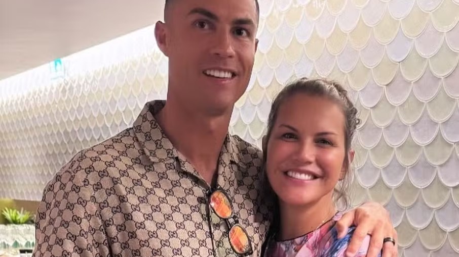 Katia Aveiro rebate críticas após vídeo com fã de Cristiano Ronaldo Katia Aveiro rebate críticas após vídeo com fã de Cristiano Ronaldo