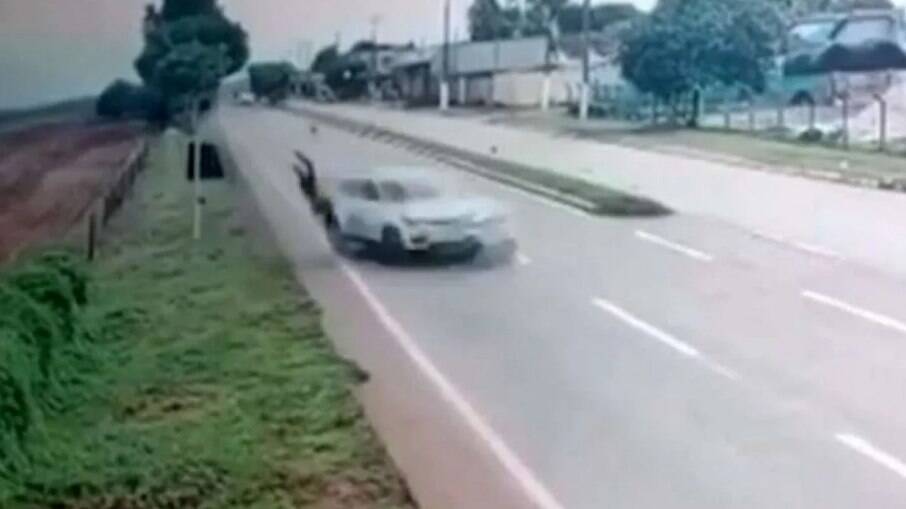 Homem gira no ar após ser atingido por carro, cai e sobrevive