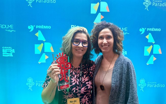 Keka Reis recebe Prêmio Paradiso de Roteirista no ABRA