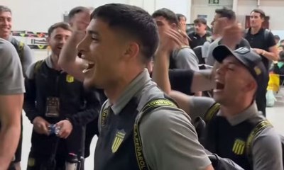 Jogadores do Peñarol fazem festa no aeroporto após vitória contra o Flamengo