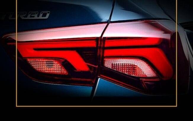 Imagem mostra detalhes da lanterna traseira do Chevrolet Onix Sedan