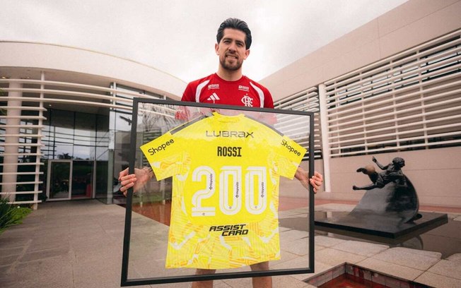 Rossi recebe homenagem do Flamengo direto das mãos de José Boto