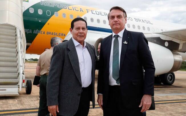 Bolsonaro desembarcou nesta quarta-feira (20) em Brasília para analisar proposta de aposentadoria dos militares; Mourão participa de reunião