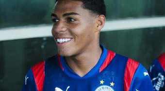 Sobrinho-neto%20de%20Ariano%20Suassuna%20dribla%20tradi%C3%A7%C3%A3o%20e%20estreia%20no%20Bahia