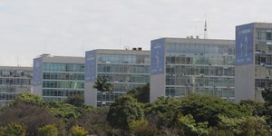 Governo paga reajuste de abril e retroativo para servidores