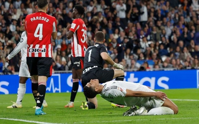 O meio-campista inglês do Real Madrid, Jude Bellingham (à direita), lamenta após perder uma chance O meio-campista inglês do Real Madrid, Jude Bellingham (à direita), lamenta após perder uma chance