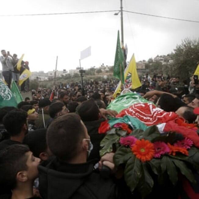 Ali Ayman Abu Aliya, 13, foi enterrado em sua aldeia natal perto de Ramallah após um grande funeral