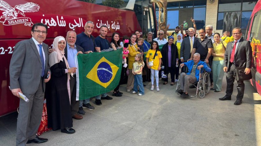 Grupo de 32 brasileiros repatriados da Cisjordânia