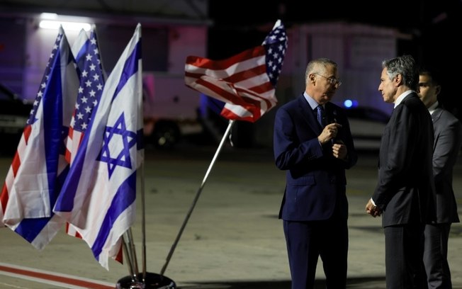 O secretário de Estado Antony Blinken (D) é recebido pelo embaixador americano em Israel, Jacob Lew, no aeroporto Ben Gurion de Tel Aviv, em 30 de abril de 2024