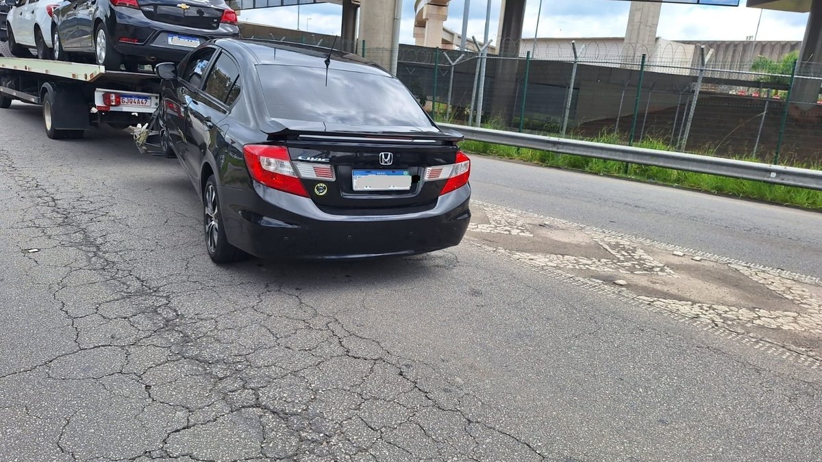 Um dos veículos, além do licenciamento atrasado, continha em seus registros 113 infrações de trânsito, dentre elas 72 por velocidade superior à máxima permitida. Um dos veículos, além do licenciamento atrasado, continha em seus registros 113 infrações de trânsito, dentre elas 72 por velocidade superior à máxima permitida.