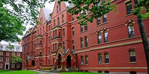 Harvard é proibida de matricular estrangeiros sob governo Trump