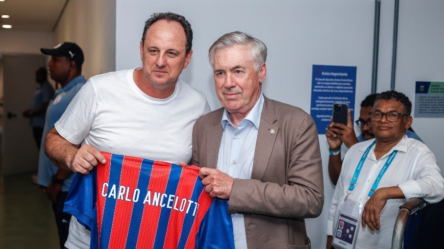 Carlo Ancelotti recebe uma camisa do Bahia de Rogério Ceni