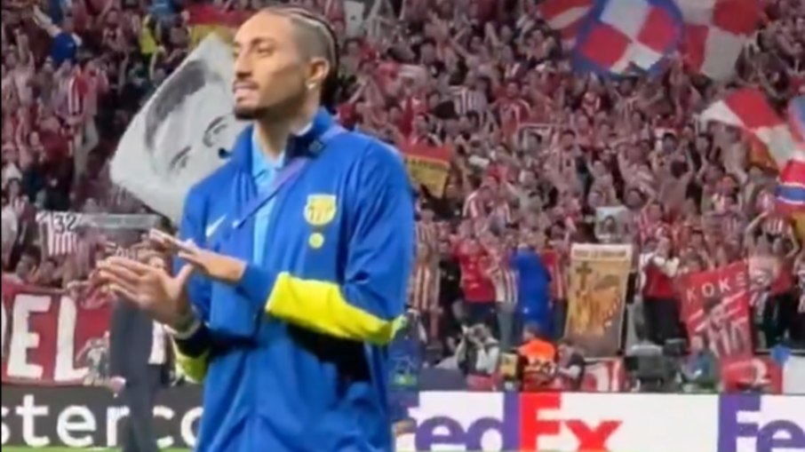 Raphinha faz gesto de roubo após eliminação do Barcelona 