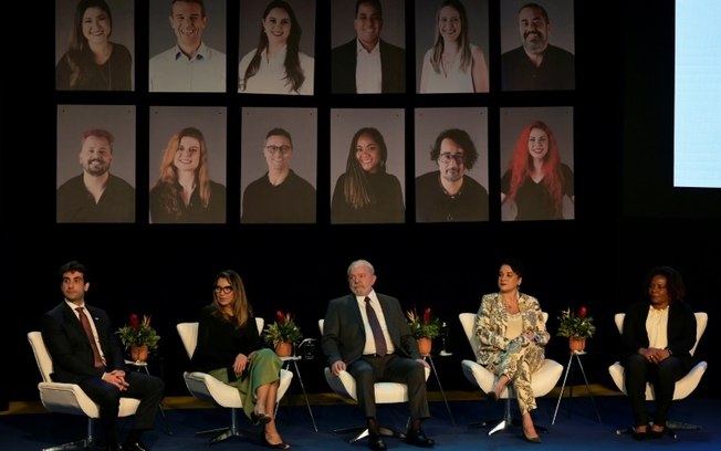 (E-D) O secretário-executivo do Ministério da Economia, Gabriel Galipolo, a primeira-dama, Rosângela da Silva, o presidente Luiz Inácio Lula da Silva, a nova presidente do Banco do Brasil, Tarciana Medeiros, e a ministra da Cultura, Margareth Menezes, durante a posse de Medeiros no Centro Cultural Banco do Brasil, em Brasília, 16 de janeiro de 2023