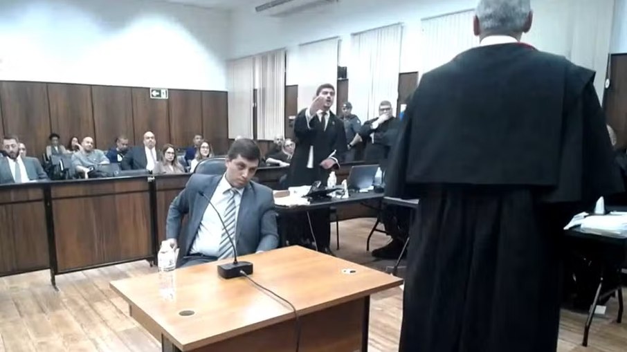 Vídeo registra momento de tensão no julgamento de PMs acusados pela morte de Gritzbach Vídeo registra momento de tensão no julgamento de PMs acusados pela morte de Gritzbach