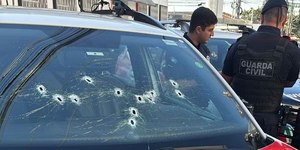 Trio armado com fuzis é preso após perseguição e tiros em viatura