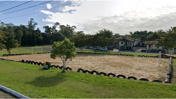 Trave de futebol em praça despenca e mata menino de 10 anos