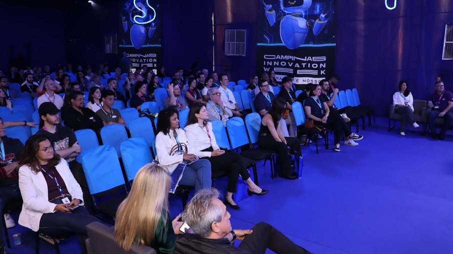 Público durante apresentação de Gustavo Caetano na CIW 2026 Público durante apresentação de Gustavo Caetano na CIW 2026