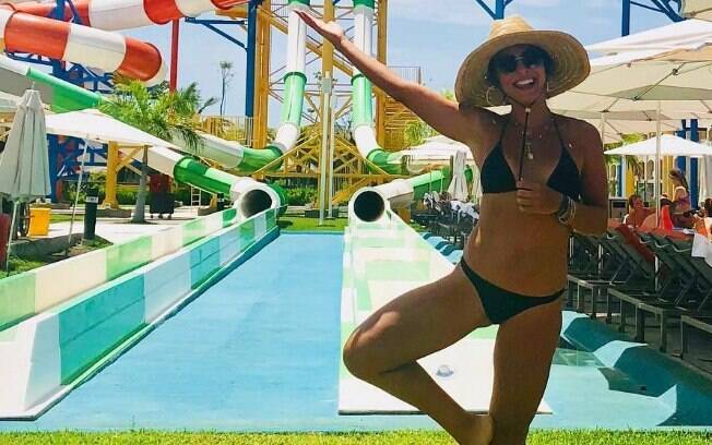 Juliana Paes publicou uma foto em seu perfil do Instagram em que exibe suas curvas, mas sem umbigo