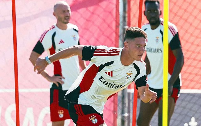 Jogadores do Milan durante treinamento da equipe Jogadores do Milan durante treinamento da equipe