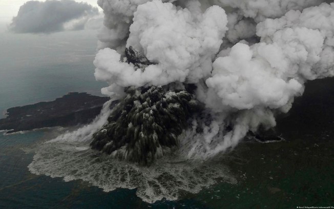 Erupção contínua de 25 horas do Anak Krakatau produziu fonte de lava e estrondo ouvido a 700 quilômetros de distância Erupção contínua de 25 horas do Anak Krakatau produziu fonte de lava e estrondo ouvido a 700 quilômetros de distância