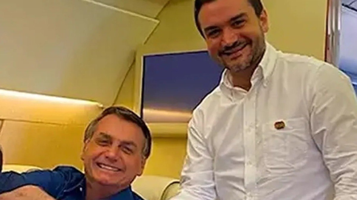 Sabino ao lado de Jair Bolsonaro durante viagem com o então presidente em 2020.