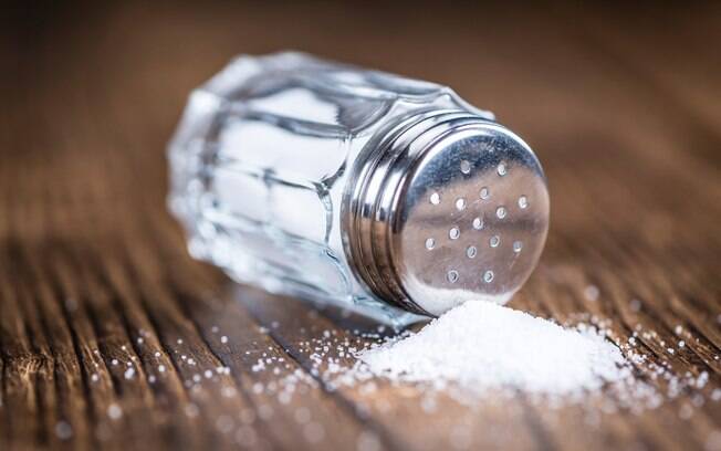 A indicação de especialistas é que seja consumido, no máximo, cinco gramas de sal por dia