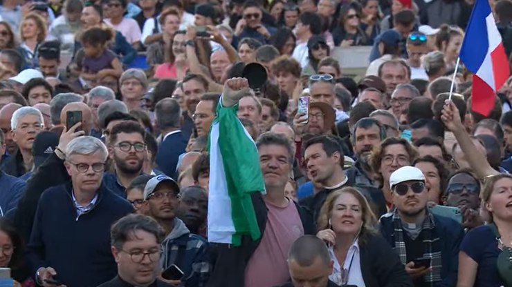 Fiéis celebram momento da fumaça branca no Vaticano; veja fotos
