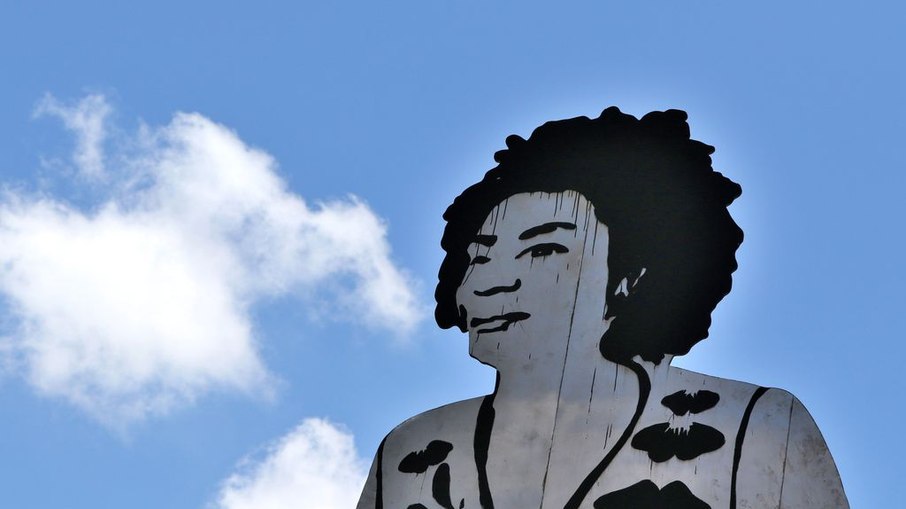 Escultura de 11 metros de altura, do artista plástico Paulo Nazareth, em homenagem a Marielle Franco, no pilotis do Museu de Arte do Rio(MAR), zona portuária do Rio