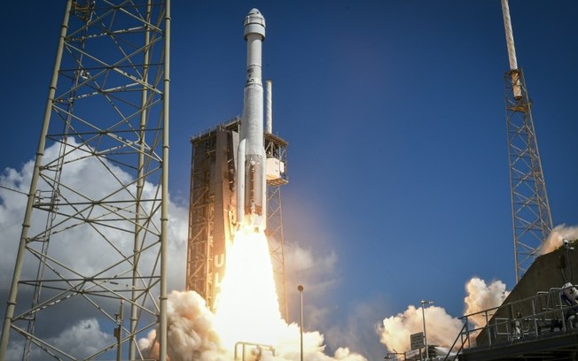 Lançamento do foguete Atlas V de United Launch Alliance (ULA), que transporta a nave espacial  Starliner