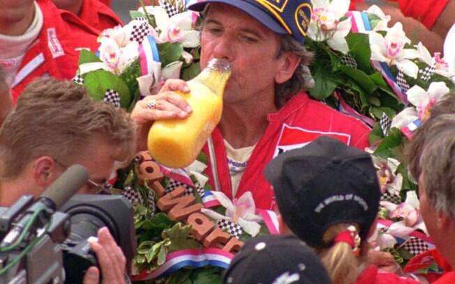 Emerson Fittipaldi com suco de laranja ao ganhar as 500 milhas de Indianápolis