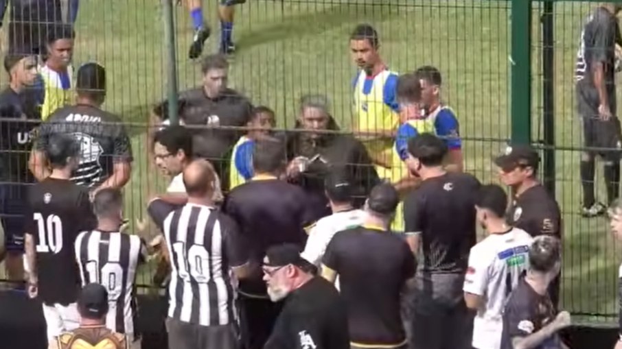 Técnico e jogadores do Nacional discutem com torcedores do Comercial após denúncia de assédio contra médica