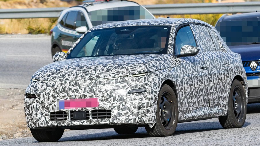 Nova geração do Peugeot 208 roda camuflada em testes na Espanha, com estreia esperada para 2027. Nova geração do Peugeot 208 roda camuflada em testes na Espanha, com estreia esperada para 2027.