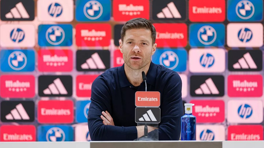 Xabi Alonso em coletiva de imprensa