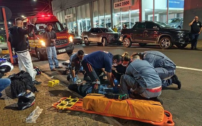 Motociclista sofre fratura exposta em acidente no Centro Motociclista sofre fratura exposta em acidente no Centro