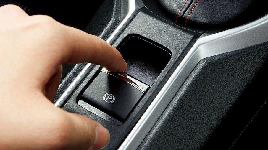O sistema de acionamento do freio de estacionamento eletrônico é visto comumente em carros premium