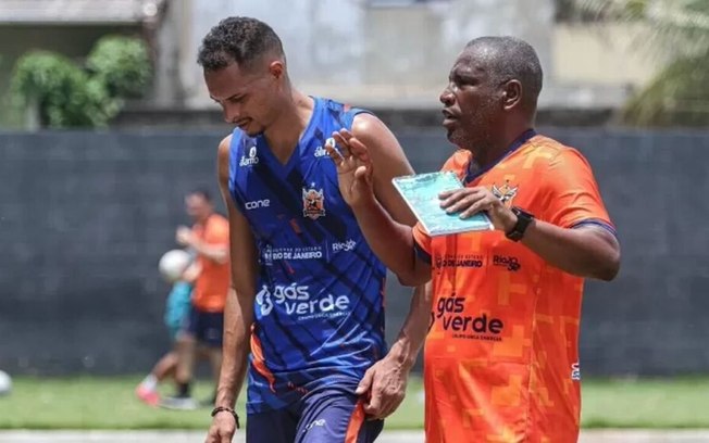 Técnico Carlos Vitor durante treino do Nova Iguaçu