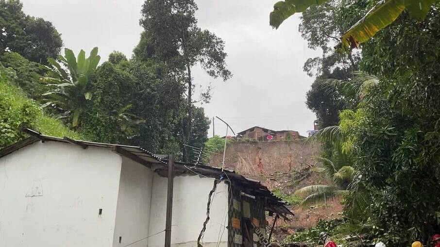 Bombeiros realizam buscas de família soterrada em Jabotão dos Guararapes