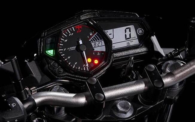 O contagiros tem marcação até 11 mil rpm e o velocímetro é digital na Yamaha MT-03 da linha 2020