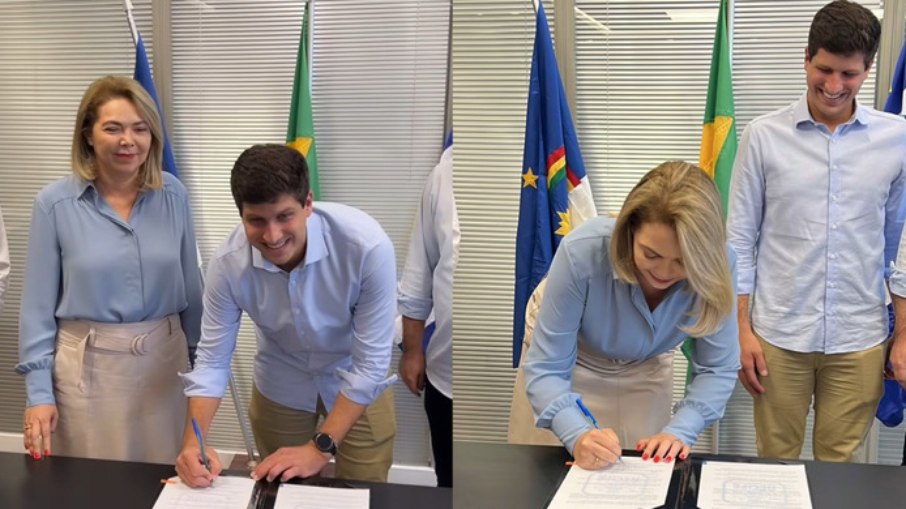 Prefeito João Campos (PSB) e vereadora Liana Cirne (PT) assinando sanção Prefeito João Campos (PSB) e vereadora Liana Cirne (PT) assinando sanção