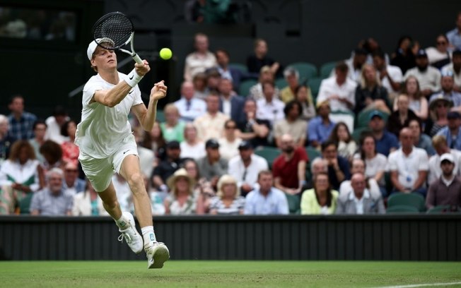 O número um do mundo, o italiano Jannik Sinner, durante a partida contra Matteo Berrettini em Wimbledon, 3 de julho de 2024