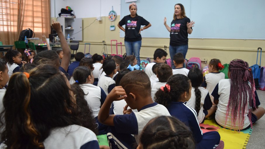 Fernanda e Pâmela, produtora e cineasta, desenvolvem atividade com as crianças após sessão de filme