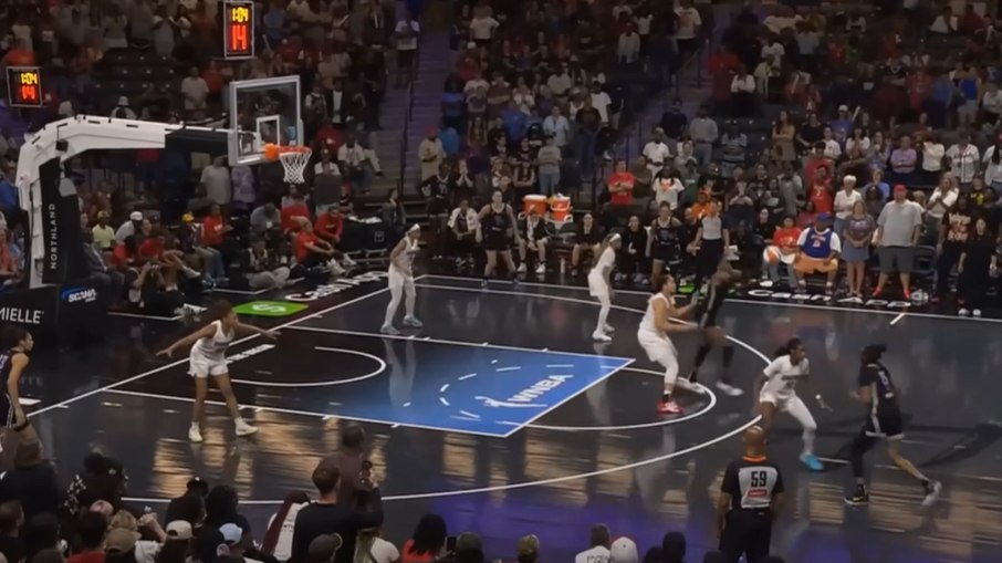 Torcida arremessa brinquedo erótico em quadra de basquete nos EUA Torcida arremessa brinquedo erótico em quadra de basquete nos EUA