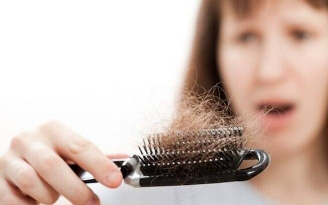 Mais de 100 fios de cabelos caem diariamente e é normal 