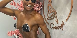 Adriana Bombom exibe abdômen trincado