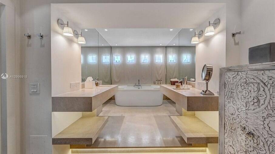 Banheiro da suíte da mansão de Shakira